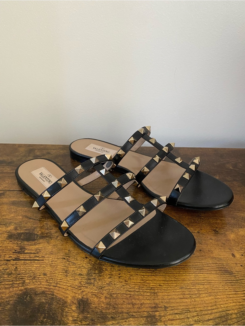 Valentino Garavani Black Leather Rockstud Caged Flat Sandals (38.5)
